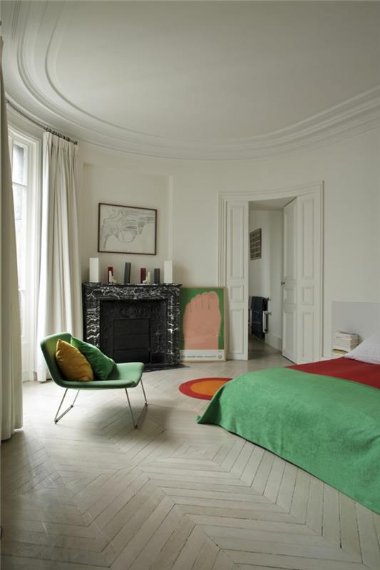 1 gražus miegamasis su dekoratyviniais lipdiniais su karnizo lubomis, parketo grindimis ir žalia kėdė