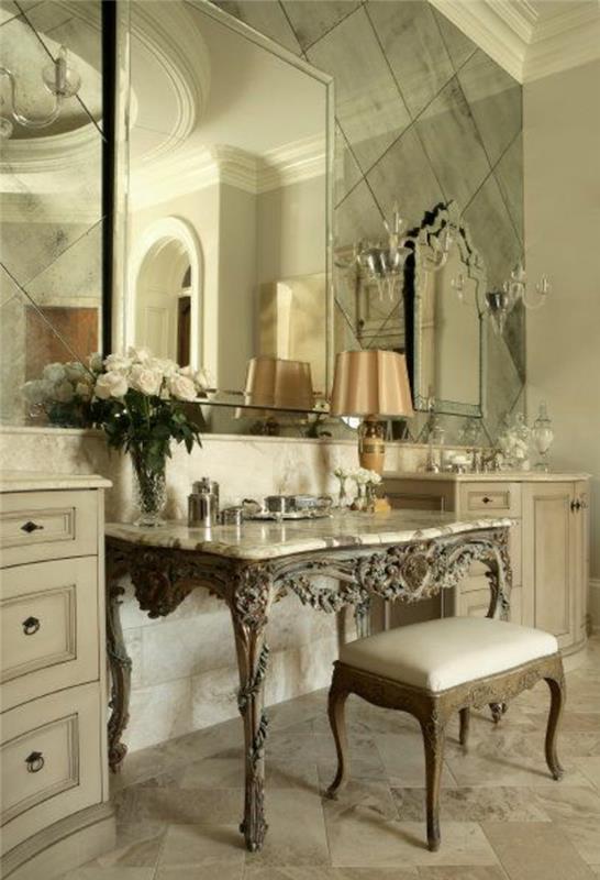 1 gražus tualetinis stalas retro stiliaus ir baroko stiliaus smėlio spalvos plytelėmis išklotomis grindimis ir didelis veidrodis