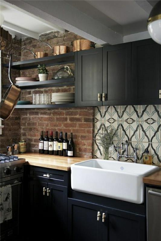 1-graži-virtuvė-su-sienų danga-rožinė-plyta-siena-juoda-pakeista mediena