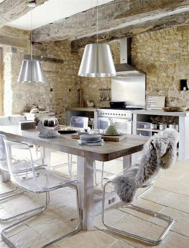 1 graži virtuvė su akmens efekto siena ir skaidriomis kėdėmis ir mediniu stalu liustra pilka