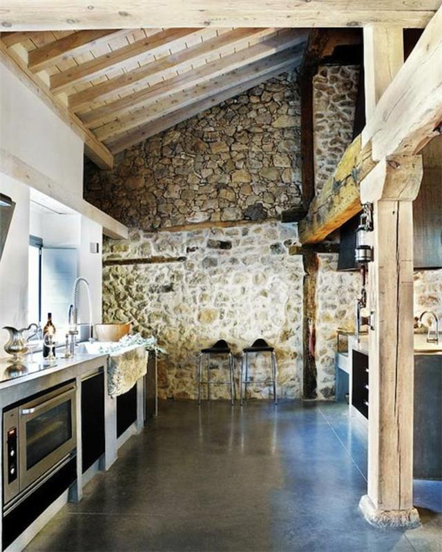 1 graži virtuvė su lubomis po nuolydžiu ir grindys didelėje pilkoje plokštėje, didelė siena dirbtiniame akmenyje