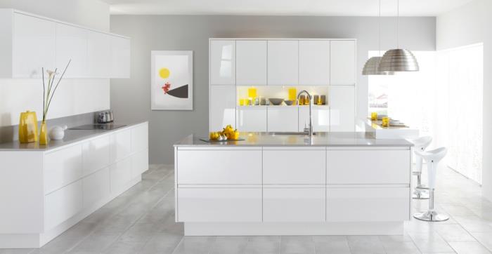 1-gana-balta-lakuota-virtuvė-pilkos sienos-pilkos-plytelės-grindys-balti-mediniai baldai