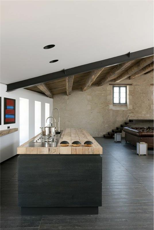 1-güzel-mutfak-çatı-altı-zemin-siyah-zeminli-mutfağınızı-ahşap-mobilyalarınızı yenileyin