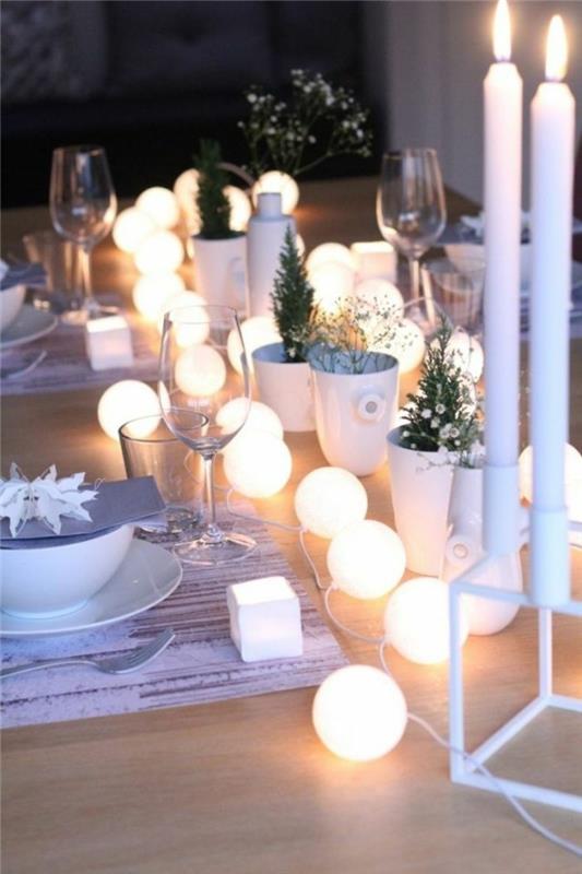 1-gražus-kalėdinis-dekoravimas-su-kalėdine girlianda-ikea-light-girlianda-stalas-su kalėdiniu papuošimu