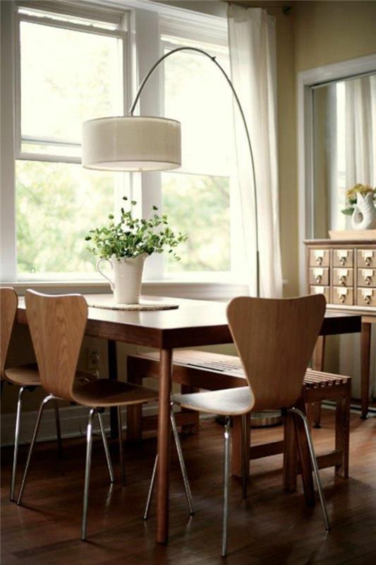 1-berrak-ahşap-sandalye-ve-kapalı-yeşil-bitkili-modern-oturma-odası-için-güzel-ark-lambası