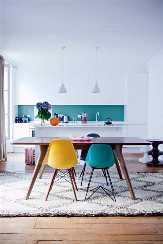 1-güzel-yemek odası-renkli-plastik-sandalyeler-ve-ahşap-masa ile uyumlu