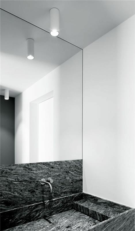1 gražus vonios kambarys su pilkai marmurine vonia-vonia-veidrodinė siena-baltos sienos