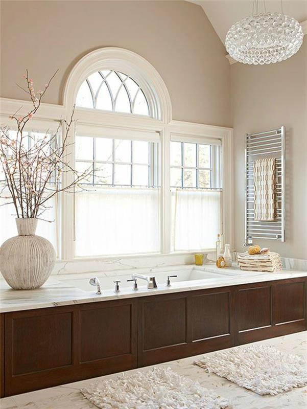 1-gana baltas ir smėlio spalvos vonios kambarys su mediniais baldais ir balto marmuro grindimis