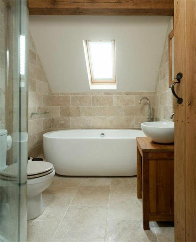 1-gražus vonios kambarys-po nuolydžiu-gražus vonios kambarys-su smėlio spalvos plytelėmis ir balta vonia
