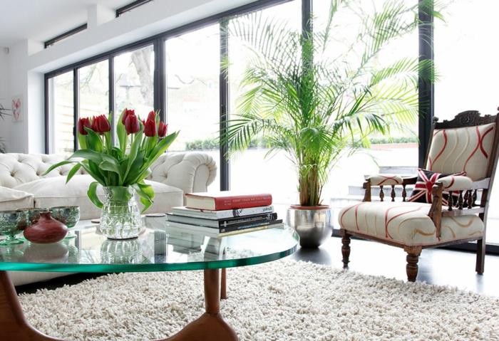 1-lepa-ikea-mizica-steklo-mizica-z-rdečimi tulipani-v-moderni-dnevni sobi