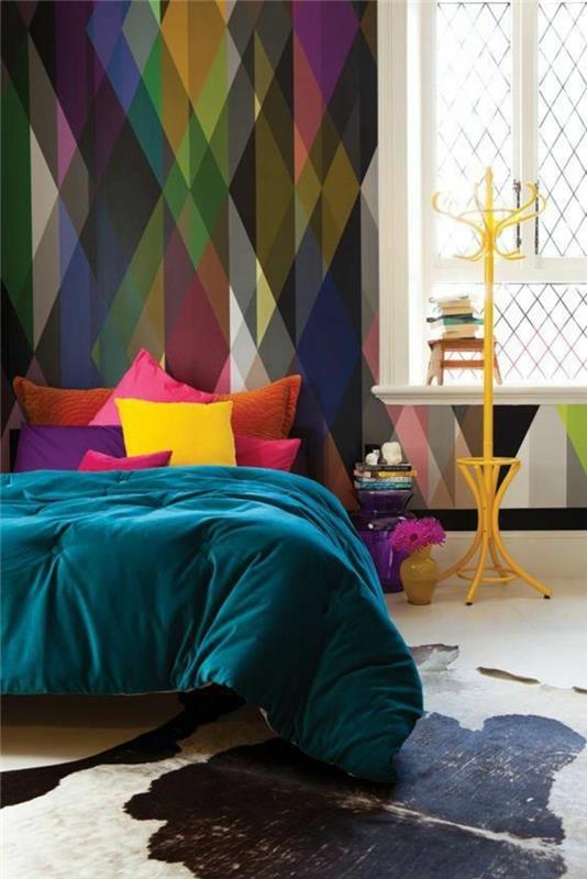 1-modern yatak odasında-renkli-tırabzanlı-güzel-leroy-merlin-geometrik-goblen-
