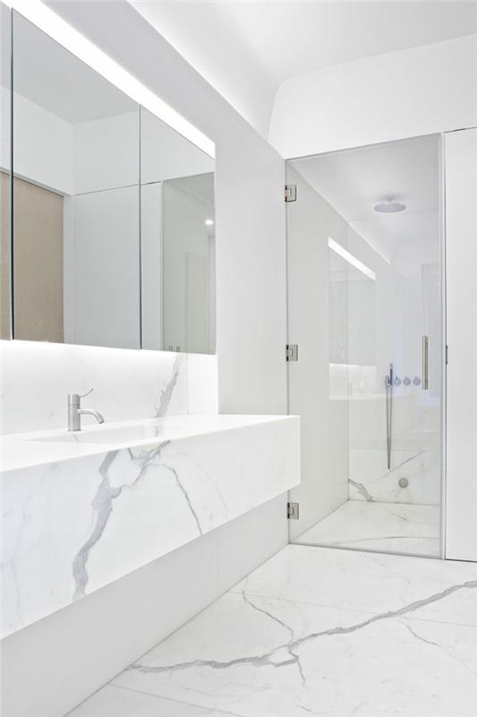 1-geriausias-balto marmuro vonios kambarys su baltomis sienomis ir balto marmuro kriaukle
