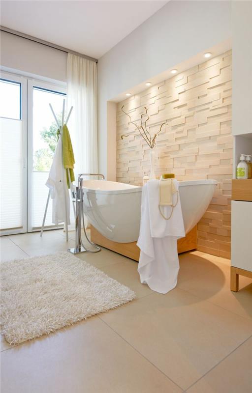 1-gražiausias-taupe-vonios kambarys su baltu kubilu ir prabangiu interjeru