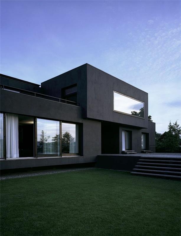 1 minimalizmas architektūroje-gana šiuolaikiško stiliaus namas su žalia žalia veja