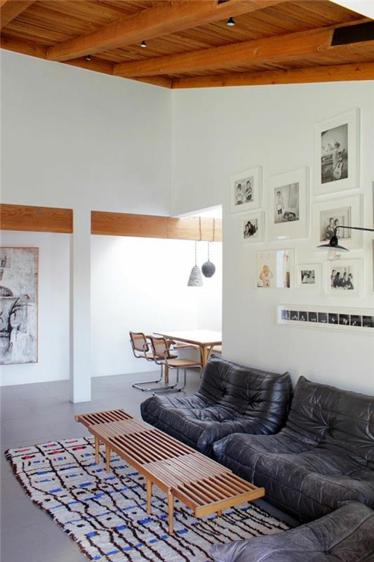 1-gražiausia-svetainė-su-juoda-konforama-židinys-kėdė-ir-medinis-kavos-stalo-grindų-pilkos plokštės