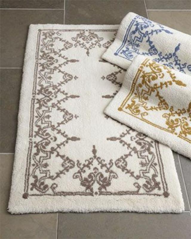1 baltas vonios kilimas su įdomiais ir spalvotais raštais su pilkomis plytelėmis vonios kambariui