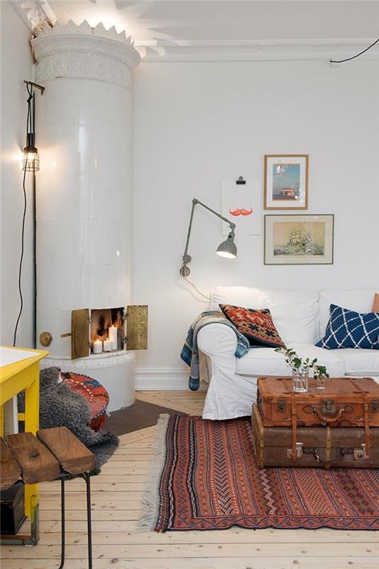1-v-vintage slogu-dnevna soba-preproga-v-dnevni sobi-z-belim-kavčem-in-belimi stenami