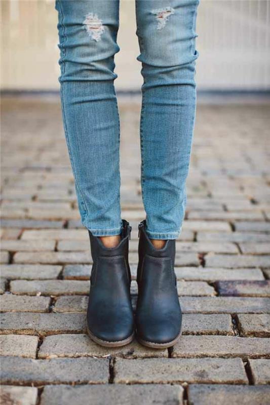 1-črno-usnjeni-škornji-z-modro-denim-modni trendi-za-zimo-2016