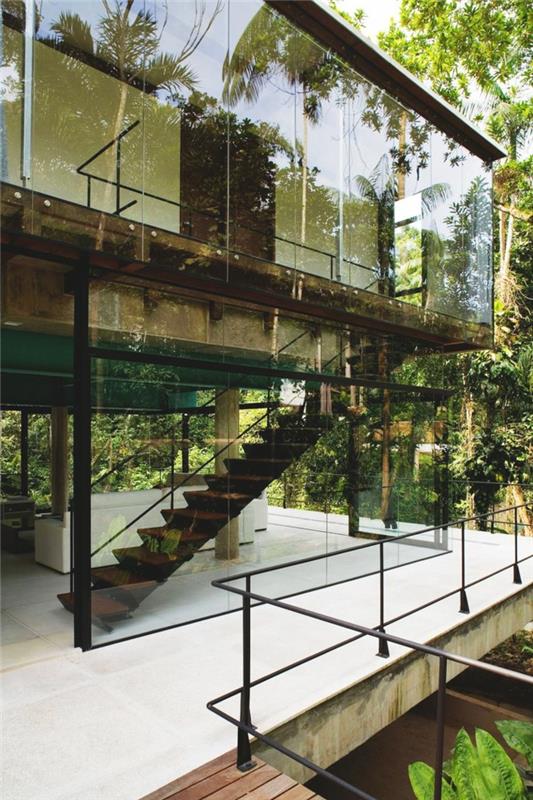 1 stiklo namas-skaidrus namas miške su palėpės stiliaus interjero laiptais