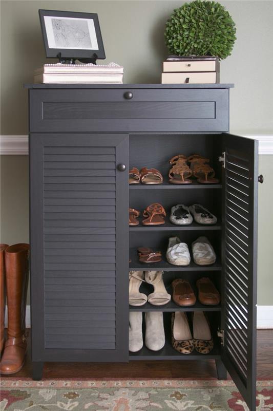 1-ikea-lesena-omarica za čevlje-pobarvana-sivo-in-obarvana-preproga-v-modernem-hodniku