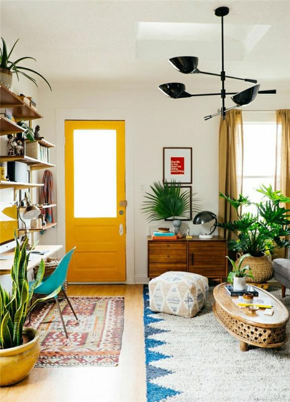 1-vhodno-pohištvo-pisana-preproga-lesena-vrata-rumeno-bež-preproga-modro-zelene-rastline