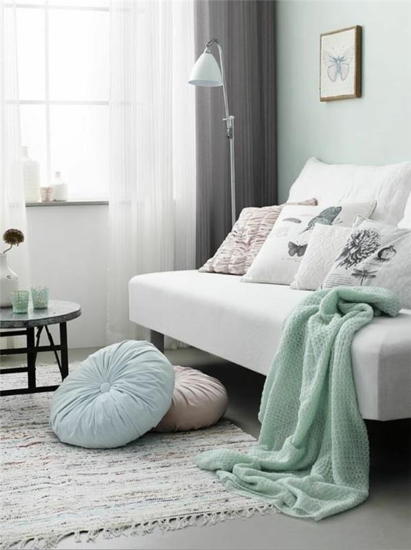 1-skandinaviški baldai-rūmai-balta-sofa-balta-dekoratyvinės pagalvėlės-svetainei