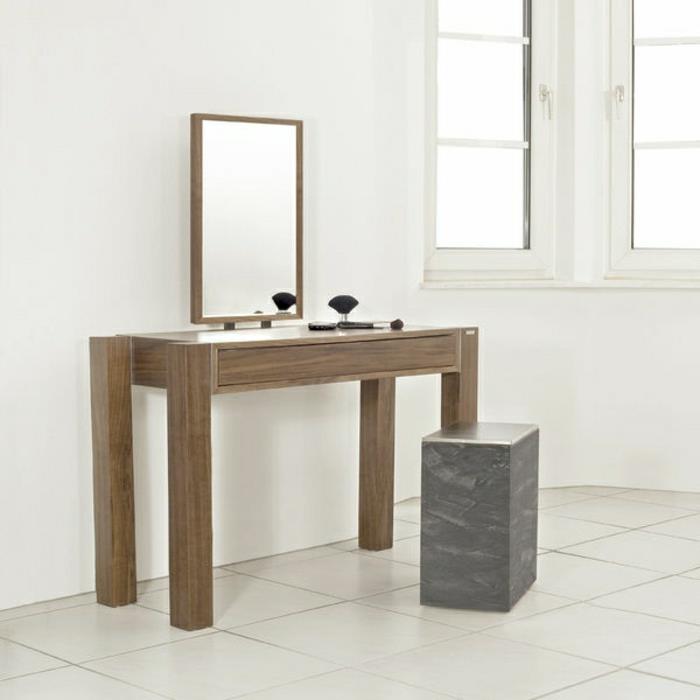 1 modernaus dizaino tualetinis stalas su veidrodžiu miegamajame su smėlio spalvos plytelėmis