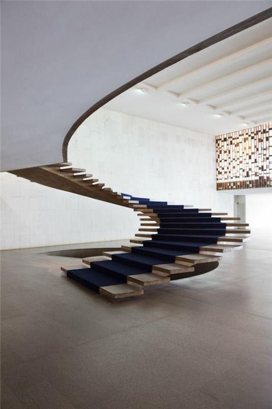 1-modernūs-spiraliniai laiptai-modernus-interjeras-palėpės stiliaus name