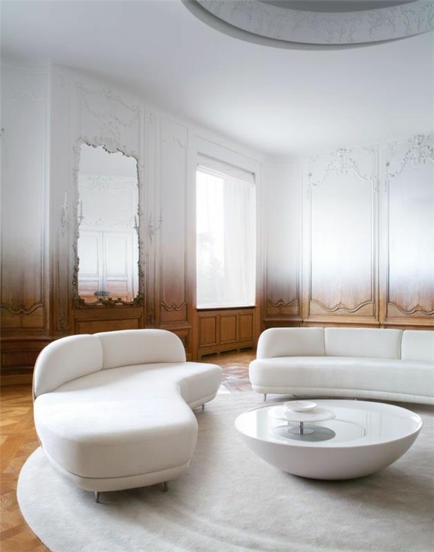 1 dekoratyvinis liejimas sienoms moderniame gyvenamajame kambaryje su baltais baldais ir parketo grindimis