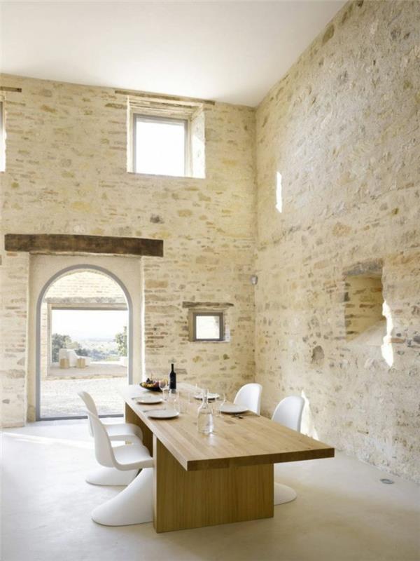 1-interjeras-plakiruotas-akmens-sienos-virtuvė-su-interjeru-plakiruota-akmens siena