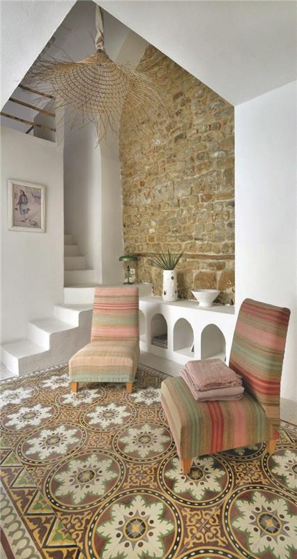 1-sienos-imitacija-akmuo-moderniam-koridoriui-interjerui-laiptai-balta-rožinė-kėdės