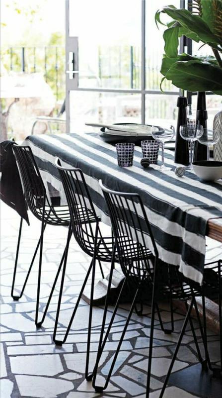 1 staltiesė-juostelės-balta-juoda-žalia-augalai-stalo apdaila-juoda-geležinė-kėdė