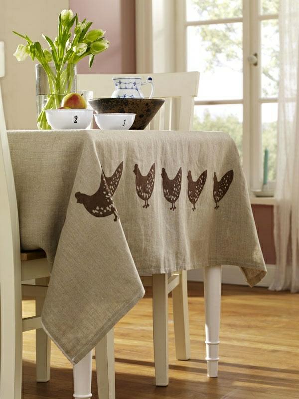 1 lino staltiesė-smėlio spalvos gėlės-medinė-kėdė-balta-moderni-virtuvė