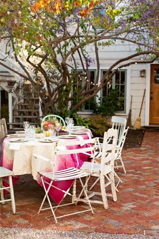 1-elegantiška-balta-rožinė-staltiesė-sodo-stalo-kėdės-skardoje