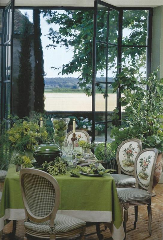 1 staltiesė-žalias stalas-plytelių grindys-kėdės-svetainės-stalo stalui