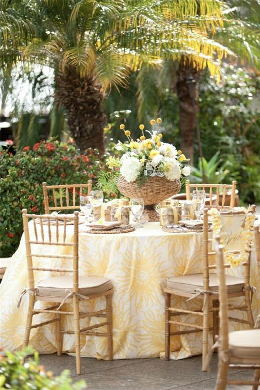 1-sarı-beyaz-masa örtüsü-ahşap-sandalyeler-bahçe-masa-doğa-ağaçlar