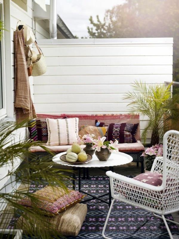 1-mažas-sodo stalas-spalvinga-sofa-sodui-dekoratyvinė-gėlių pagalvėlės