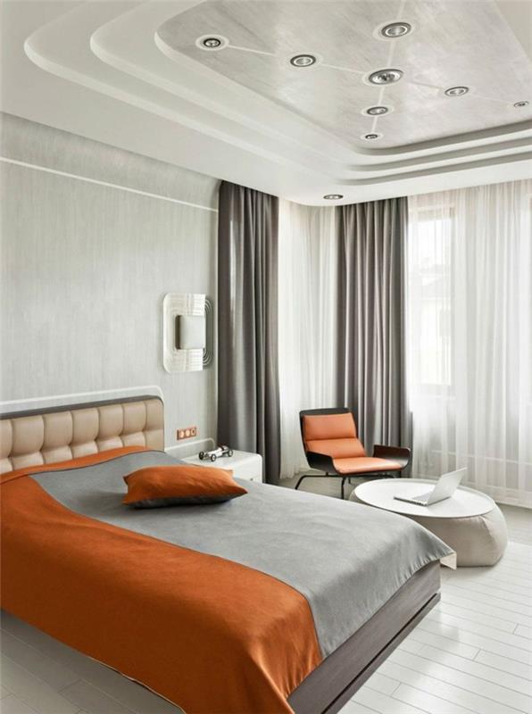 1-spuščene-strop-placo-zavese-siva-oranžna-in-siva-posteljno perilo-siva-stena-majhna okrogla miza