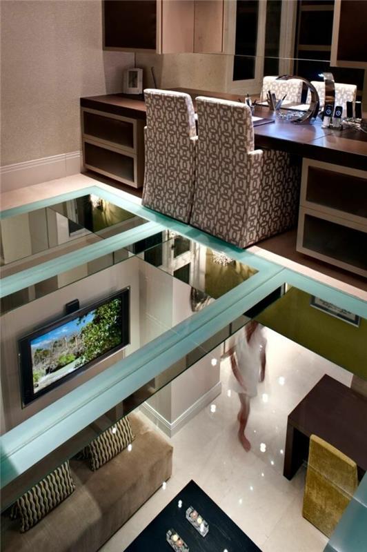 1 stiklo grindys-skaidrios grindys-kėdė-modernaus išplanavimo namas-svetainė