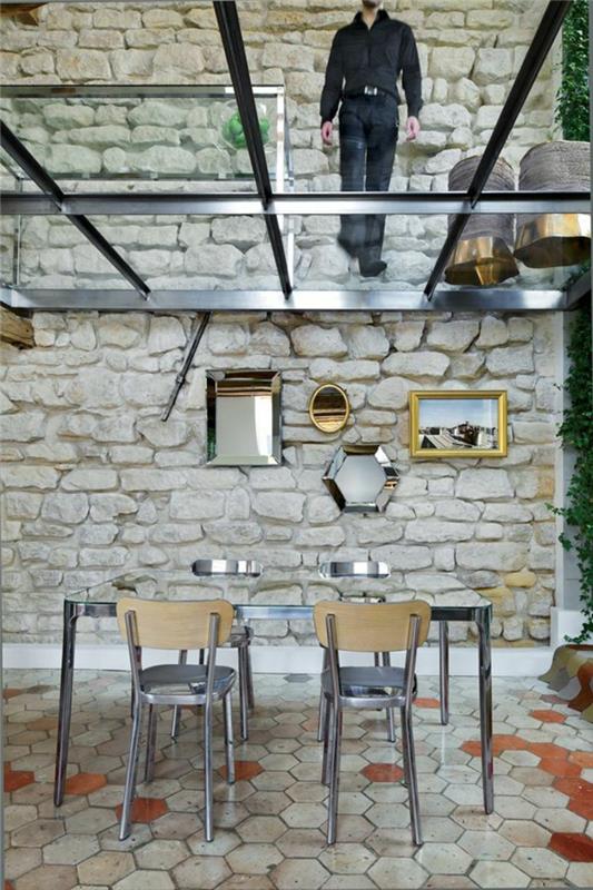 1 stiklo grindys-skaidrios grindys-kėdės-modernaus išplanavimo namas-svetainė