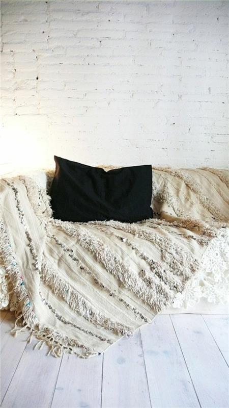 1-kanepe-koruyucu-kanepe-battaniye-ve-siyah-yastık-duvar-beyaz-tuğla-banklar