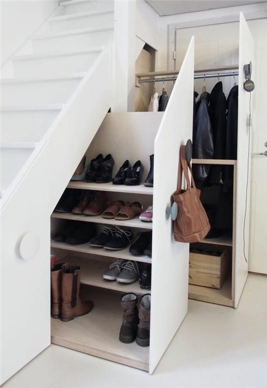 Stojalo za čevlje-pod-stopnicami-kako-shraniti-čevlje-s-pohištvom, ki prihrani prostor