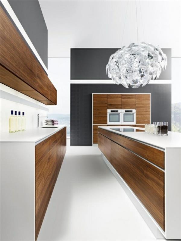 1-prenova-njegova-kuhinja-bela-lino-tla-elegantno-leseno-pohištvo-in-sivo-bela-stropna stena