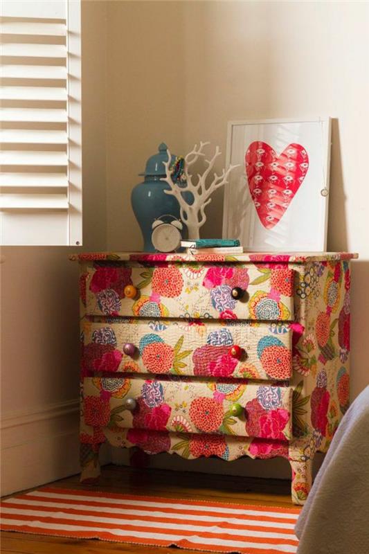 1-prenovljeno-leseno-pohištvo-s-cvetjem-kako-okrasiti-barvno-pohištvo
