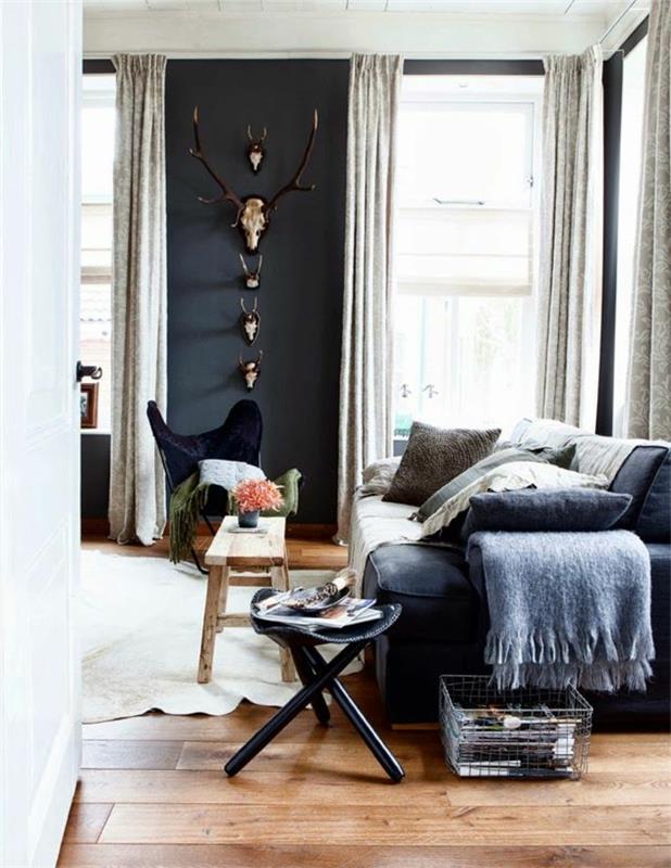 1-saint-maclou-parketas-svetainei-su juoda sofa ir smėlio spalvos užuolaidos langams
