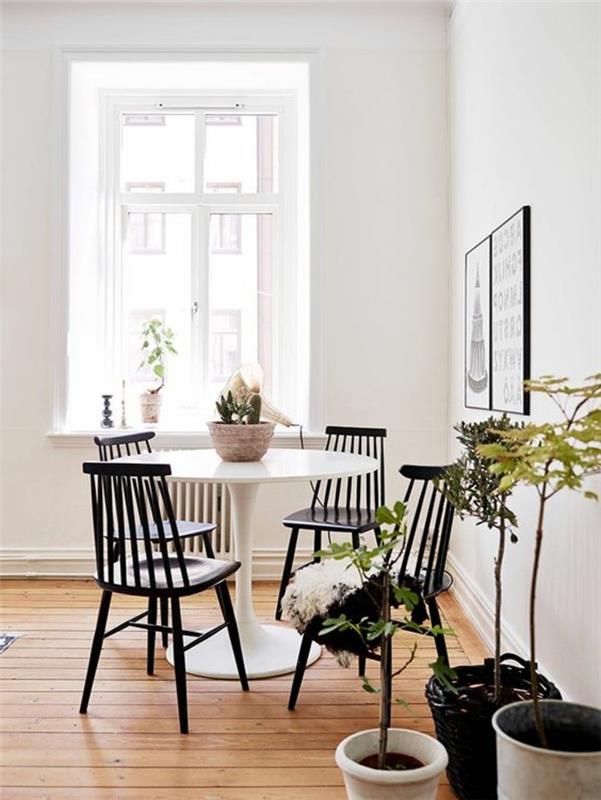 1-valgomasis-su šviesiomis grindimis-balto plastiko-tulpių-stalo-medinėmis kėdėmis