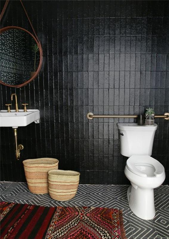 1 vonios kambarys-tamsios-antracito spalvos-vonios kambarys-juodos plytelės-spalvotas kilimas
