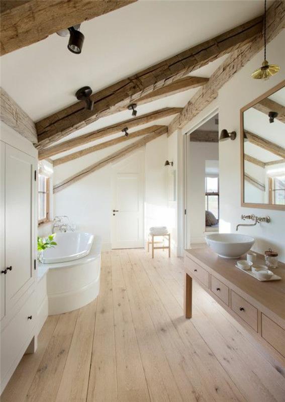 1 kopalnica-z-lesenimi-tlemi-in-belim-stropom-pod-pobočjem-svetle-lesena tla