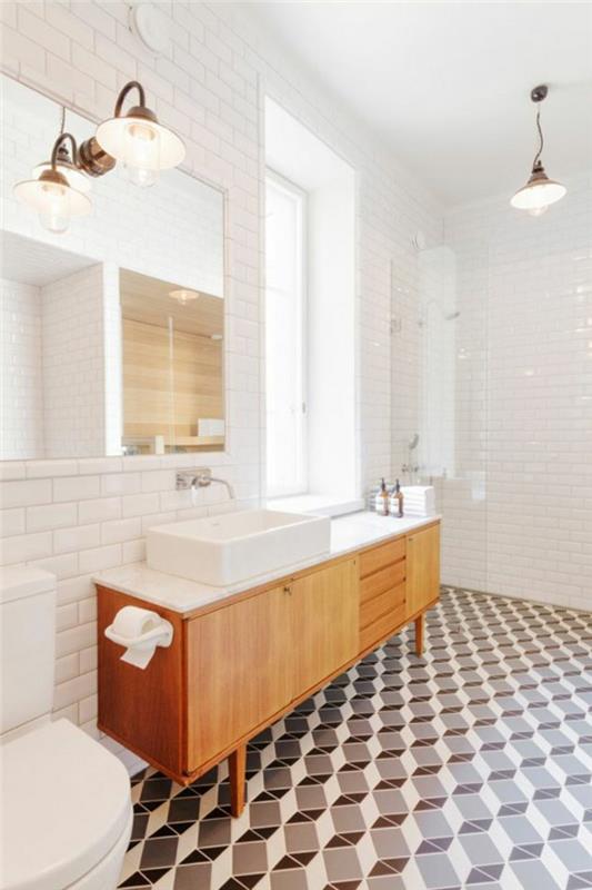 1-kopalnica-polna-svetle-stene-v-belih-ploščicah-stara kopalnica