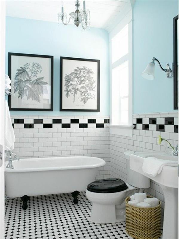 1-kopalnica-retro-ploščice-bela-črna-stena-nebo-modra-kad-bela-barokni lestenec